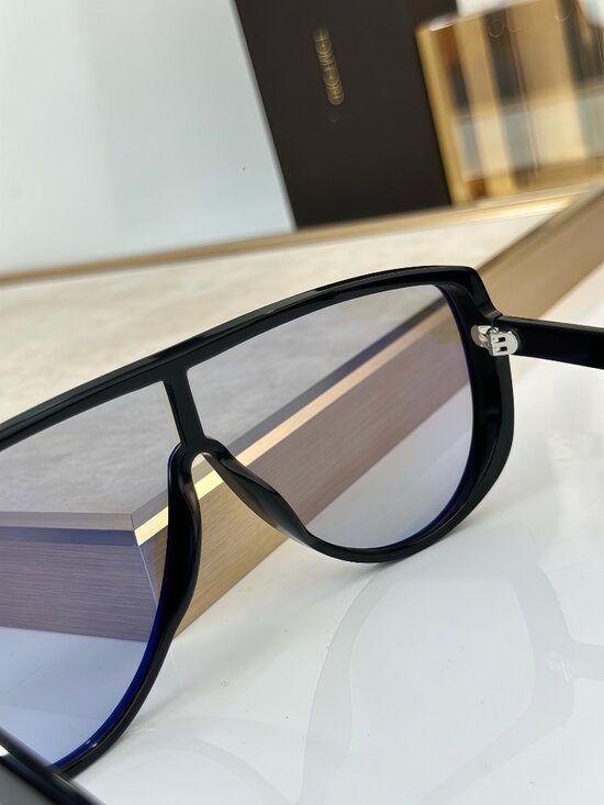 TOM FORD - Black Frame with Gray Lenses - Bridge-Style Sunglasses - FT1182 main image 4